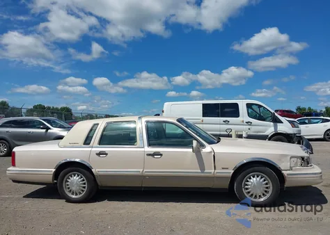 1996 Lincoln Town Car Cartier z USA, uszkodzony, nr VIN 1LNLM83W8TY685835
